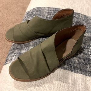 NWT Mi.iM olive leather flats